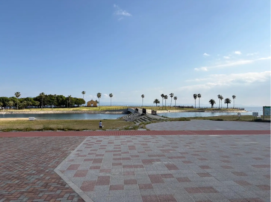 別府市のフィールド体験の会場、田ノ浦ビーチ(海沿いの広場と海)