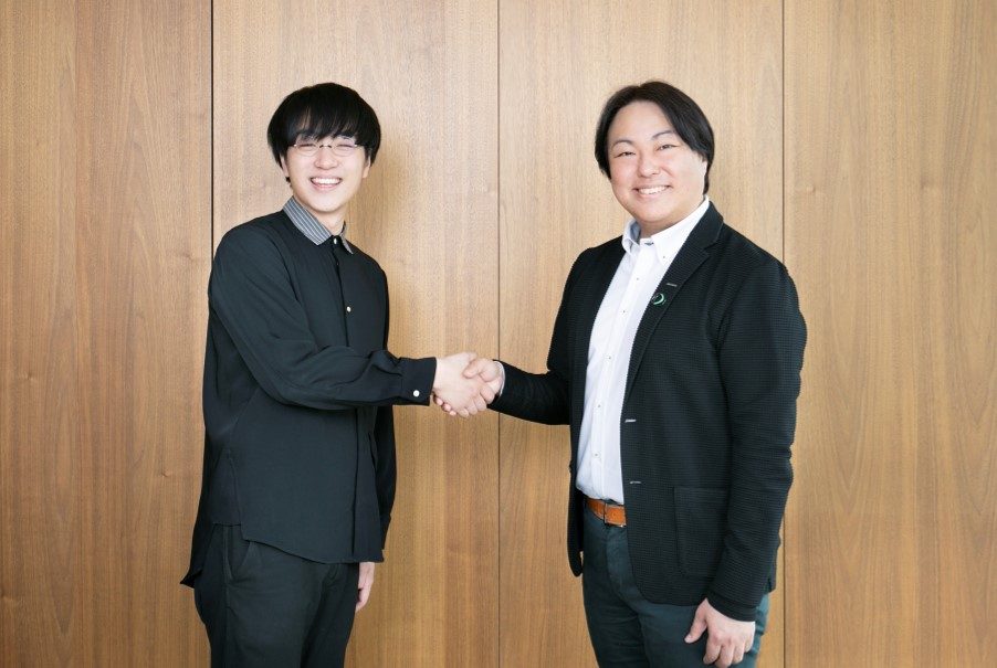 握手する二人